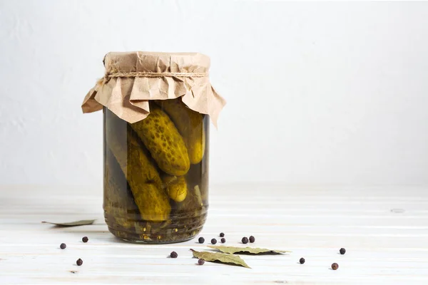 Encurtidos caseros en un jaron de cristal — Foto de Stock