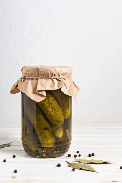 Encurtidos caseros en un jaron de cristal — Foto de Stock