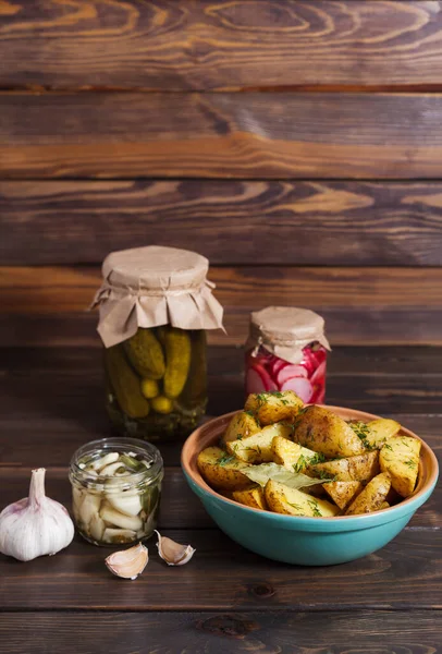 Картофельные ломтики, запеченные в духовке со специями — стоковое фото