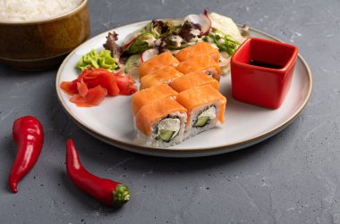 Yuvarlak tabakta rulo ve sebze salatası