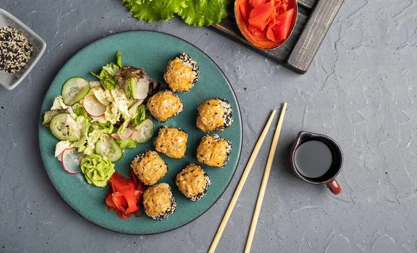 Insalata di rotoli e verdure su un piatto rotondo — Foto Stock