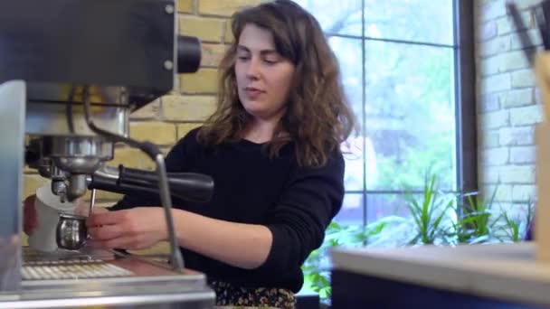 Barista zet bril in koffiemachine — Stockvideo