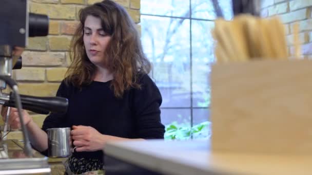 Rijpe vrouw leren te klop melk met hete stoom en observeren na barista — Stockvideo