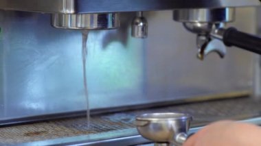 Barista kahve makinesi ile portafilter bağlanmak