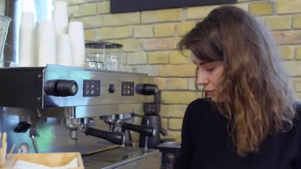 Barista sorridente no local de trabalho no café — Vídeo de Stock