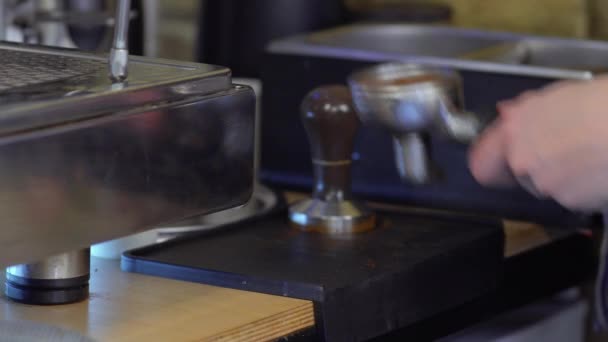 Barista upěchujte kávu uvnitř portafilter — Stock video