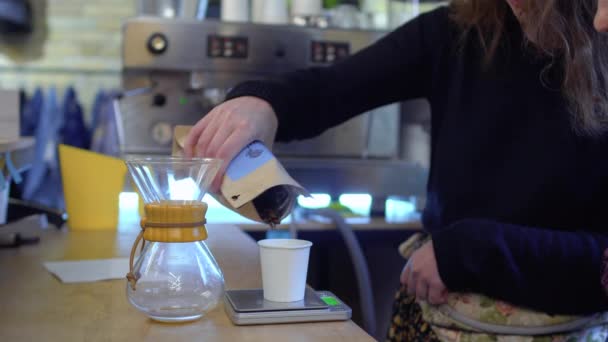 バリスタの縮尺でコーヒー豆を入れて、コーヒーの 1 つの部分の測定 — ストック動画