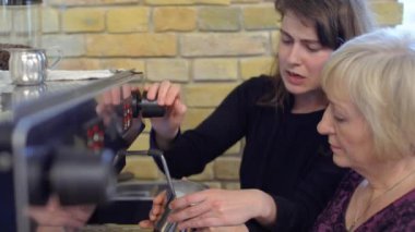Barista nasıl süt sıcak buharla fırçalamak için olgun stajyer göster