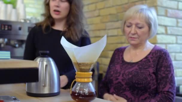 Mulher madura aprende a fazer café no café — Vídeo de Stock