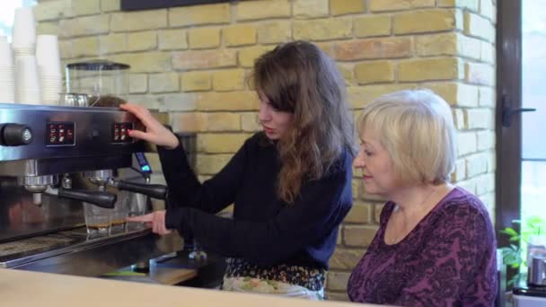 Barista enseñar a la abuela a hacer café con máquina de café — Vídeo de stock