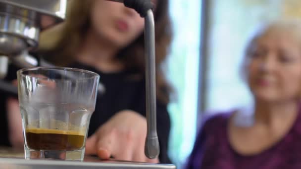 Barista uitleggen volwassen vrouw hoe maak je koffie — Stockvideo