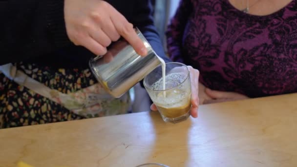 Barista zrobić cappuccino — Wideo stockowe