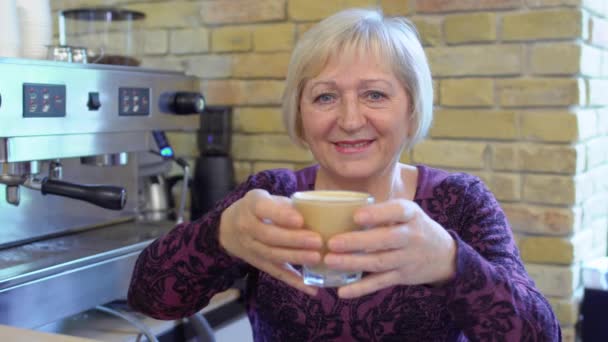 Abuela barista presente su primer cappuccino — Vídeos de Stock