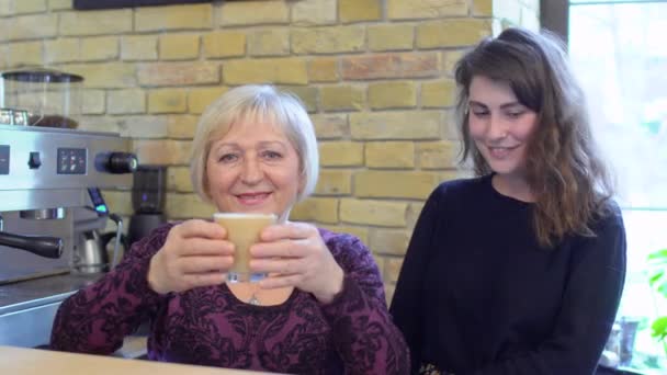 Volwassen barista aanwezig lachend haar eerste koffie in café — Stockvideo