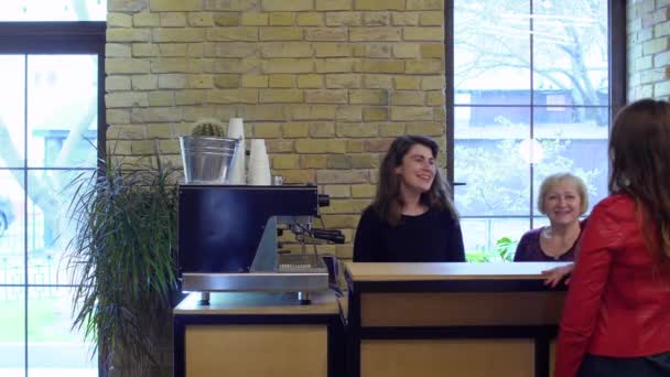 Besucher bestellt im Café — Stockvideo
