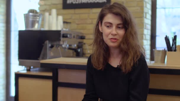 Giovane ragazza dare intervista in caffè — Video Stock