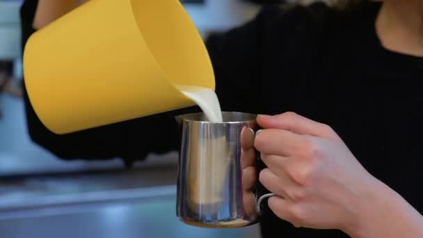 Barista nalijte mléko do mléka džbán v pomalém pohybu — Stock video