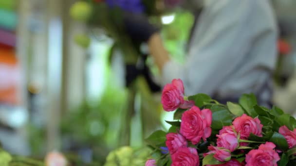 Florist gör blommor sammansättning — Stockvideo