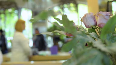 Buket gül, insanlar, hareketli arka plan bulanık