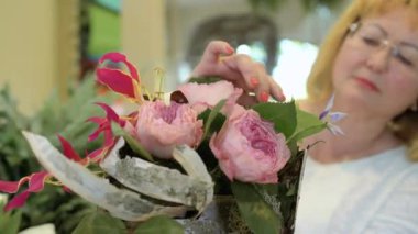 Olgun kadın kompozisyon çiçek tutun