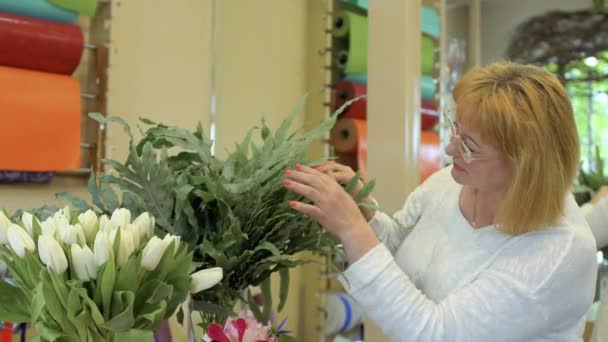 Starsza kobieta w kwiaciarni — Wideo stockowe