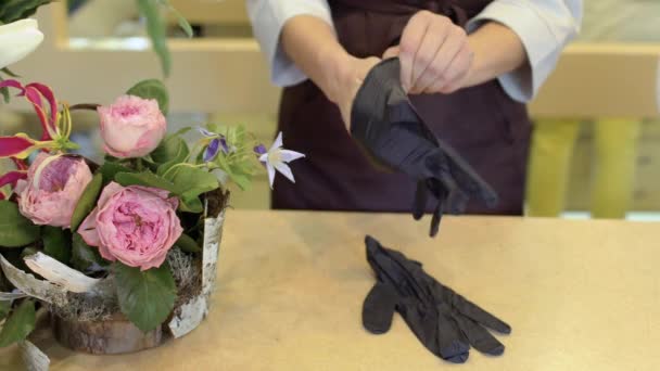 花屋は ゴム手袋を手に入れてください 労働者の花で作業準備中です クローズ アップ Prores コーデック — ストック動画