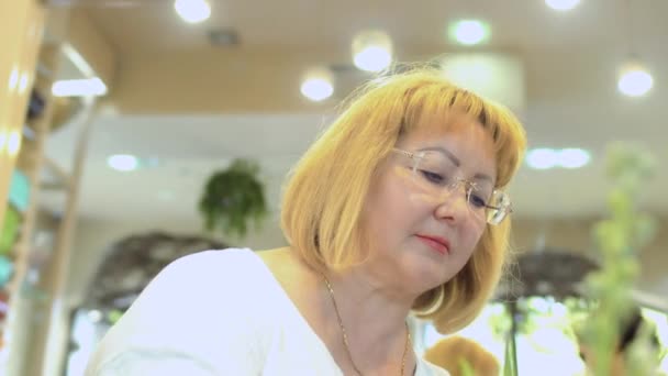 Mulher adulta e florista criar composição de flores com tulipas — Vídeo de Stock