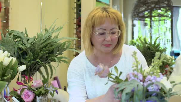 Ώριμη γυναίκα κάνει σύνθεση λουλουδιών — Αρχείο Βίντεο