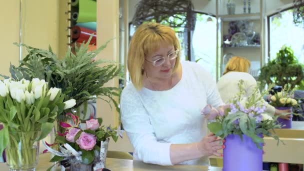 Reife Frau Betrachten Komplette Blütenkomposition Der Schachtel Arbeiter Prüfen Den — Stockvideo