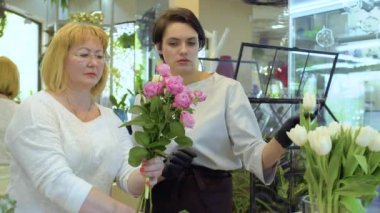 Gül ve Lale çiçek buketi Çiçekçi ve Yardımcısı oluşturmak