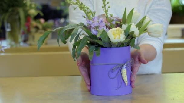 Starsza Kobieta Wykazać Kompletny Flower Kompozycja Przy Stole Kwiaciarnia Przytrzymaj — Wideo stockowe