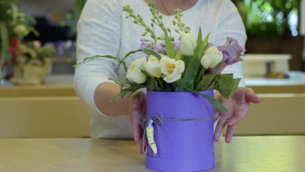 Reife Frauen Demonstrieren Vollständige Blumenkompositionen Tisch Floristen Halten Die Schachtel — Stockvideo