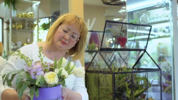 Donna Matura Guarda Composizione Completa Dei Fiori Nella Scatola Lavoratore — Video Stock