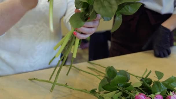 Mujer madura hacer ramo de rosas — Vídeos de Stock