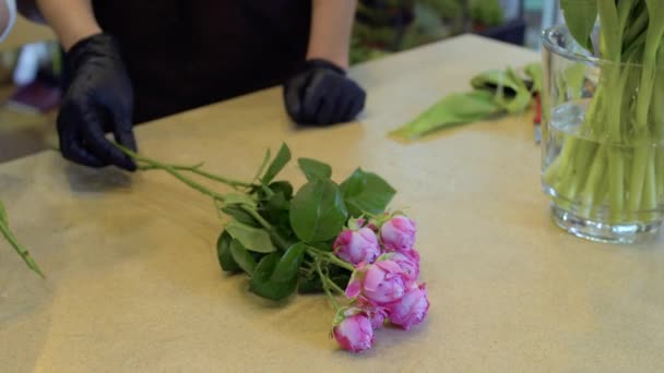 Assistentin hilft Floristin beim Erstellen von Blumenstrauß — Stockvideo