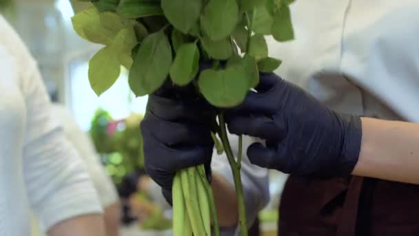 Florista show assistant cómo crear ramo de flores — Vídeo de stock