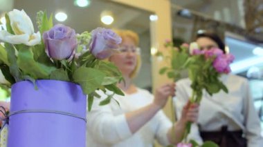 İki kadın çiçek buketi Çiçekçi Dükkanı içinde oluşturun.