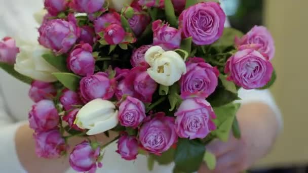 Самка Держит Букет Тюльпанов Роз Женщина Двигает Цветы Руках Крупный — стоковое видео
