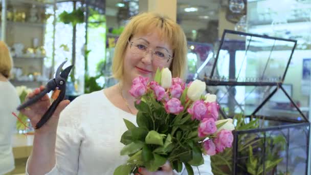 Ώριμη Γυναίκα Φοράει Γυαλιά Κρατήστε Όμορφο Μπουκέτο Από Τριαντάφυλλα Και — Αρχείο Βίντεο