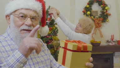 Yaşlı adam karısını Noel hediyesi ile sürpriz yapmak istiyorum