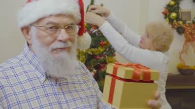 Komuta sizde Santa şapka karısı için sürpriz yapmak istiyorum giyiyor