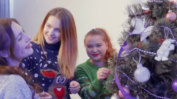 Chicas bonitas decoran árbol de Navidad — Vídeos de Stock