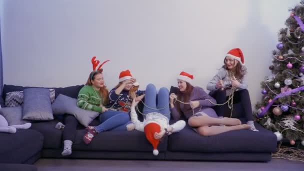 Cinco Chicas Que Relajan Sofá Juegan Entre Ellas Las Mujeres — Vídeos de Stock