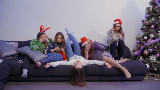 Pět dívek používají své telefony relaxační na pohovce — Stock video