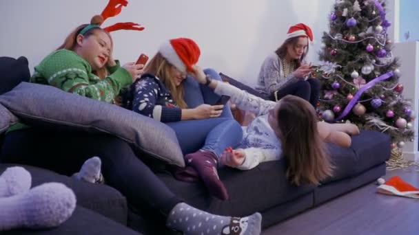 Five Girls Chilling Sofa Play Each Other Young Women Have — Stock Video