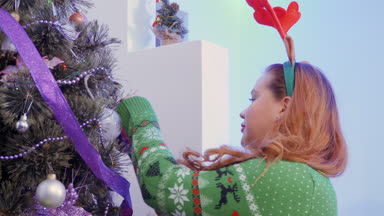 Geyik boynuzları kafasına güzel şişman kız süslemeleri Noel ağacı