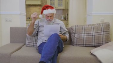 Komuta sizde Santas şapkalı aile dilek listesi üzerinde Noel okur.