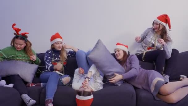 Five Girls Chilling Sofa Play Each Other Young Women Throw — Stock Video