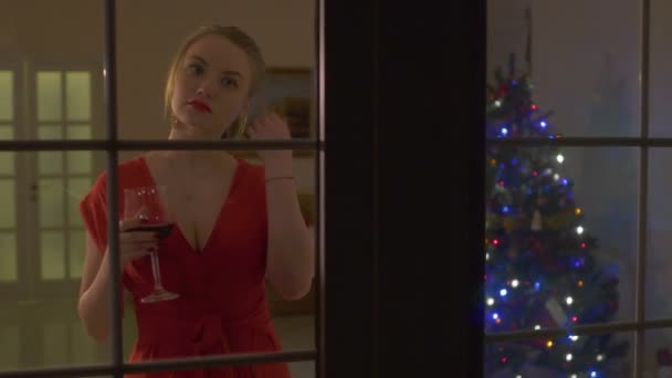 Jeune Femme Robe Rouge Regardant Par Fenêtre Boire Vin Rouge — Video