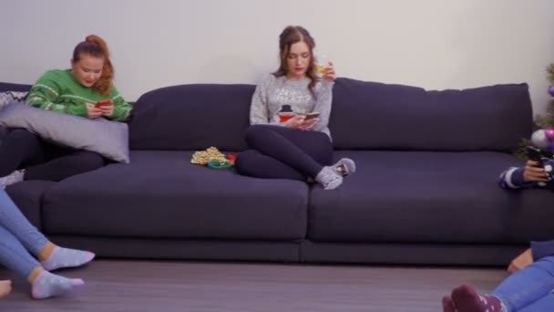 Fünf Mädchen, die ihr Handy zu Hause benutzen, Freunde achten nicht aufeinander — Stockvideo